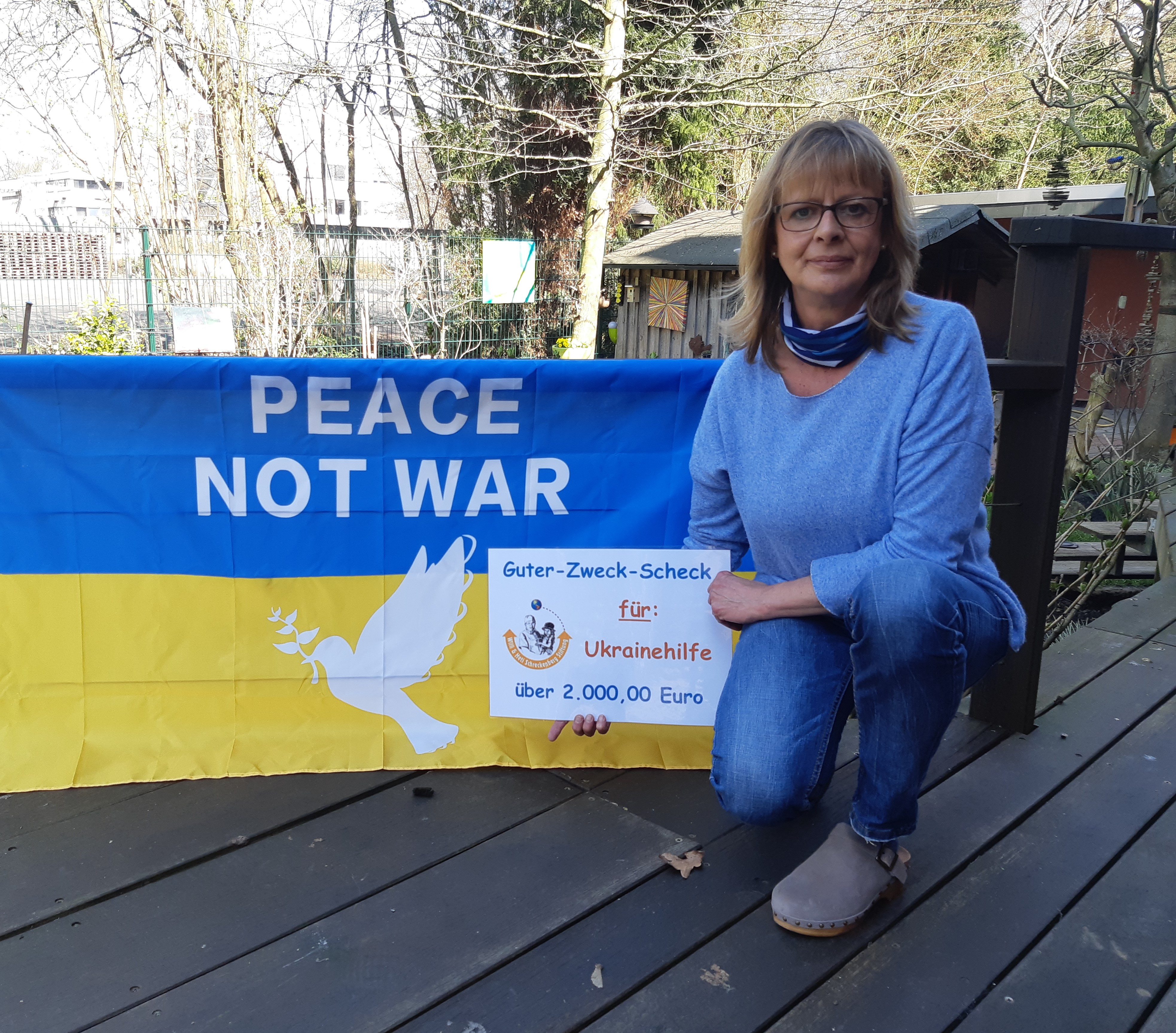 Heti Schreckenberg mit Scheck für Ukrainehilfe